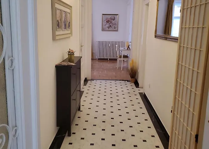 2 Apt Near Castle District