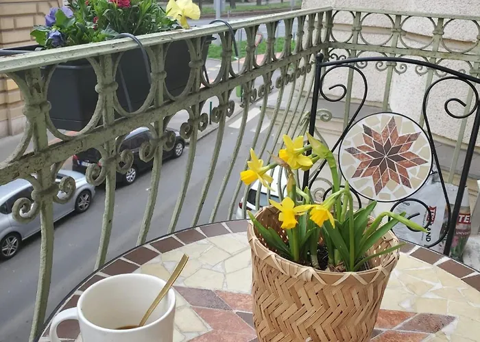 2 Apt Near Castle District
