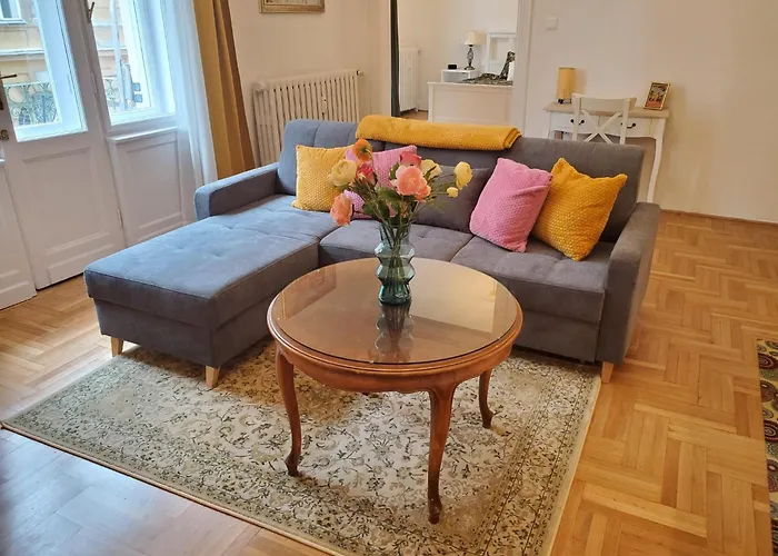 2 Apt Near Castle District